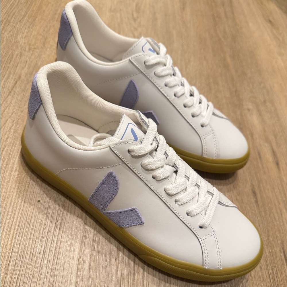 NEW Veja White Sneakers – Gum Sole – Size 6 (No Box)